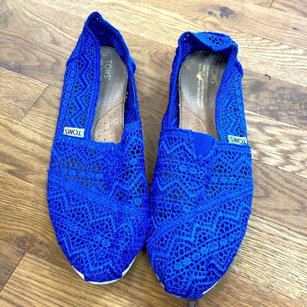 Toms 9 Blue Lace Slip On Flats